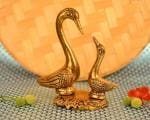 CraftVatika Pair of Kissing Duck Decorative Showpiece Metal Swan Set for Home Decoration Gold (1)