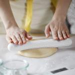 Ketzshop 1pcs Rolling Pin Dough Roller and Household Non-Stick Plastic Exhaust Rolling Pin Smooth and Beautiful Embossed Design for Home (Multi Color)