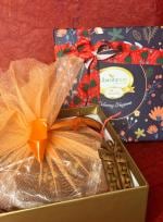Jaiccha Ghasitaram Christmas Hamper Box with 500 gms plum cake and tags