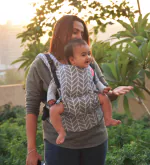 A Anmol Baby Ergonomic Adjustable Shiv Snow Flexy Baby Carrier 100% Handwoven Cotton Newborn to Toddler Stages - 1 Day to 3 Years, 3-20kg (White and Grey)