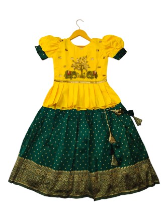 Sashay Boutique Baby Girls sequence Embroidered Lehenga Choli Fusion Wear Pattu Pavadai