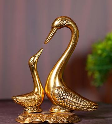 Expleasia Golden Metal Pair of Kissing Duck Love Birds Swan Statue Home Decorative Showpiece - 14 cm (Metal, Gold)