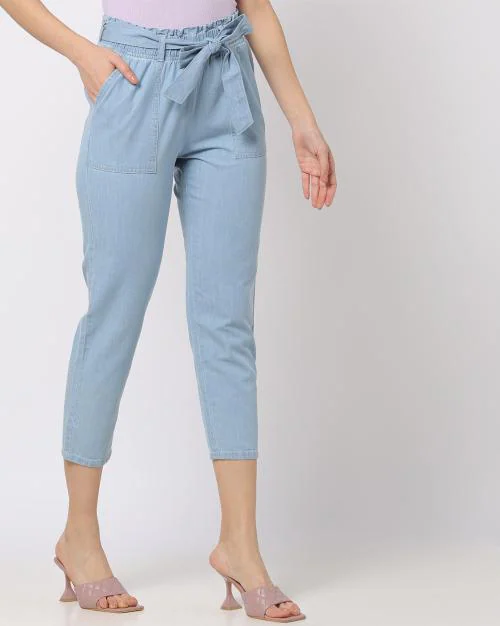 Women Lightly Washed Capri Jeans with Belt