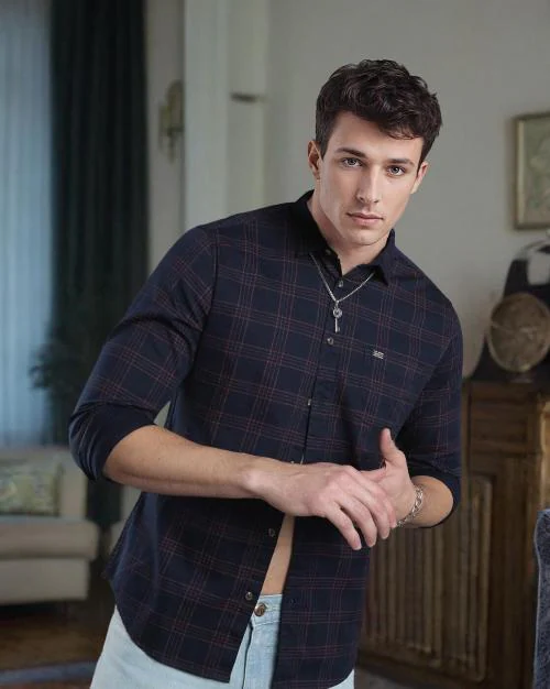 Men Checked Slim Fit Shirt with Patch Pocket