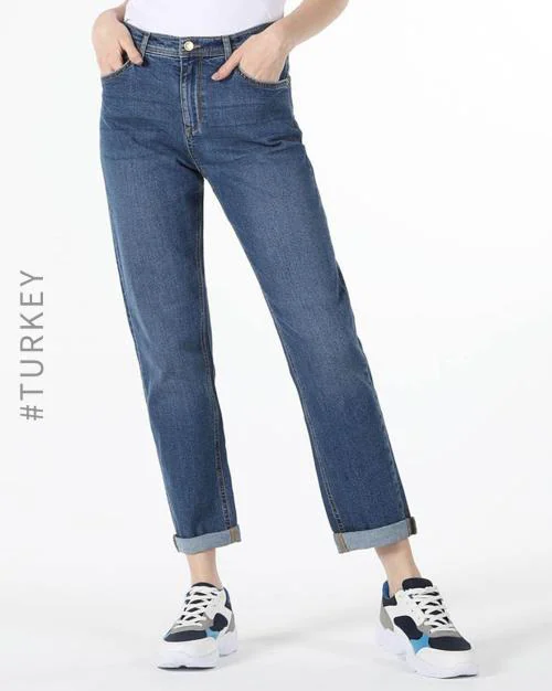 Boyfriend Fit Jeans with Insert Pockets