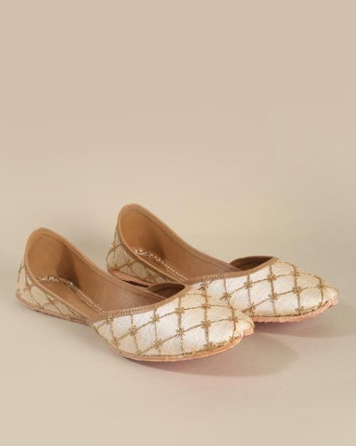 Embellished Round-Toe Juttis