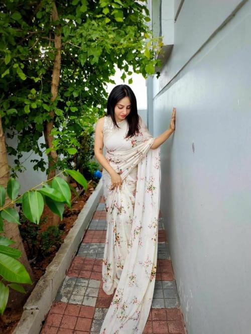 Mansh the stylo..Women White Printed Georgette Bollywood Saree