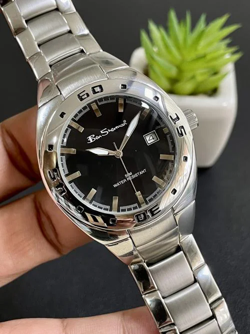 Vavlo Black Dial Casual Watch for Men in Casual Look