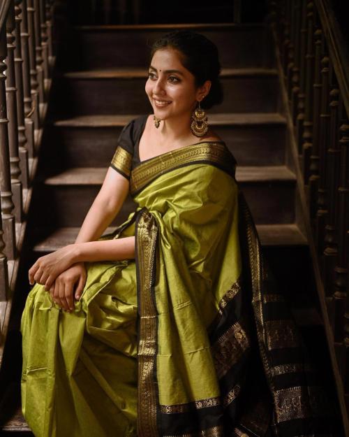 KANCHIPURAM STUDIO Women Green Solid, Plain Silk Blend Kanjivaram Saree
