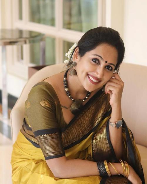 KANCHIPURAM STUDIO Women Yellow Solid, Plain Silk Blend Kanjivaram Saree