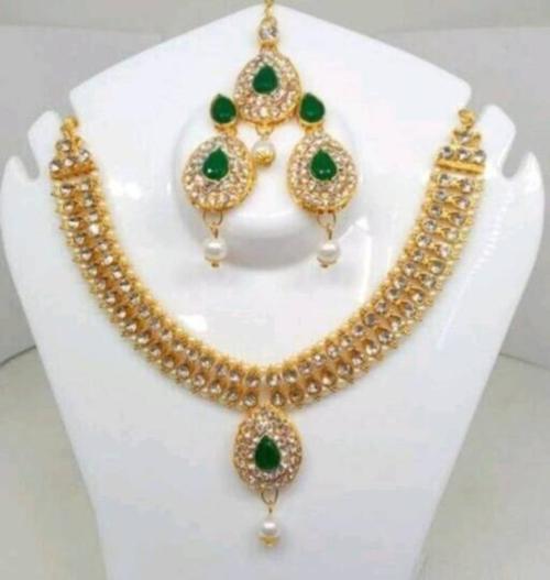 Pozlacený náhrdelník IIJ a sada Maang Tikka s růžovými, bílými a zelenými kameny – Svatební a slavnostní šperky