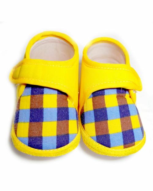 KIDS CHOICE 3 To 6 Months Baby LED Light with Musical Sound Shoes/ BootiesYellow