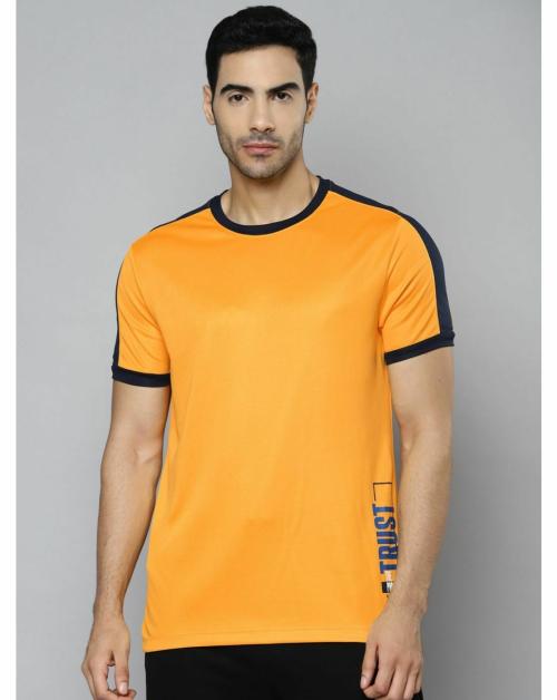 Alcis Men Mustard Yellow Printed Slim Fit T-shirt