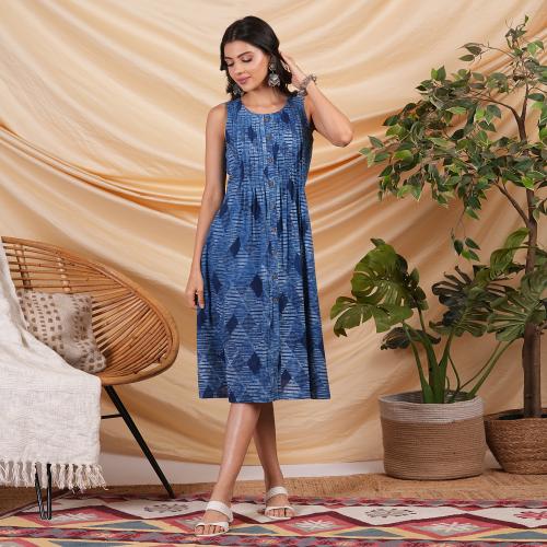 KAMI KUBI Pleated sleeveless dress in cotton dhabu print (S)