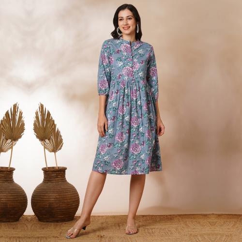 KAMI KUBI Fit and flared floral printed gathered dress with stand collar, placket and sleeve detailing (XXL).