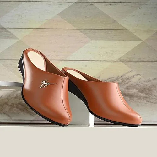 FOOTLOOSE Tan Flat Comfort Slip On Backless Pointed Toe Clogs For Women 7