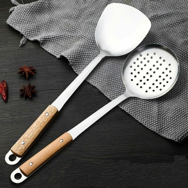 2 Pieces Silicone Skimmer Spoon Non Stick Cooking Skimmers with Long Wooden Handle Kitchen Ladle Strainer Silicone Slotted Spoon Silicone Wok Skimmer for Kitchen Water Leaking Cooking Baking Frying 