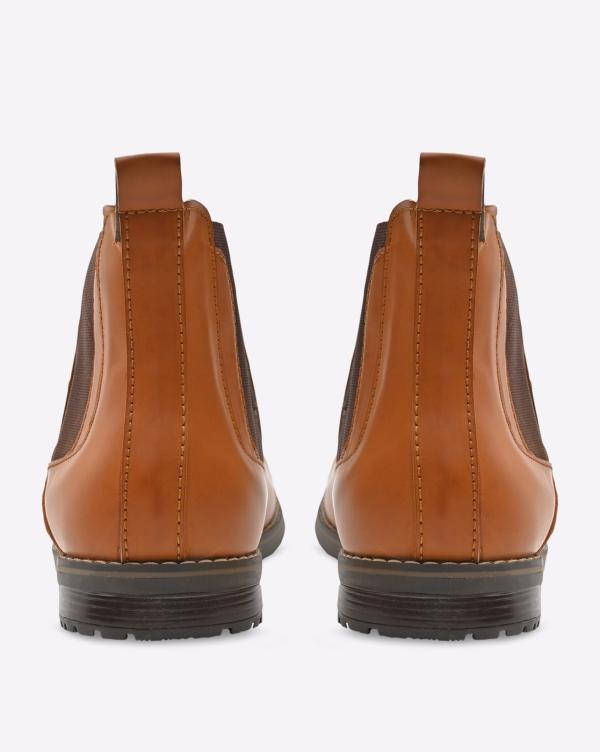 chelsea boots round toe