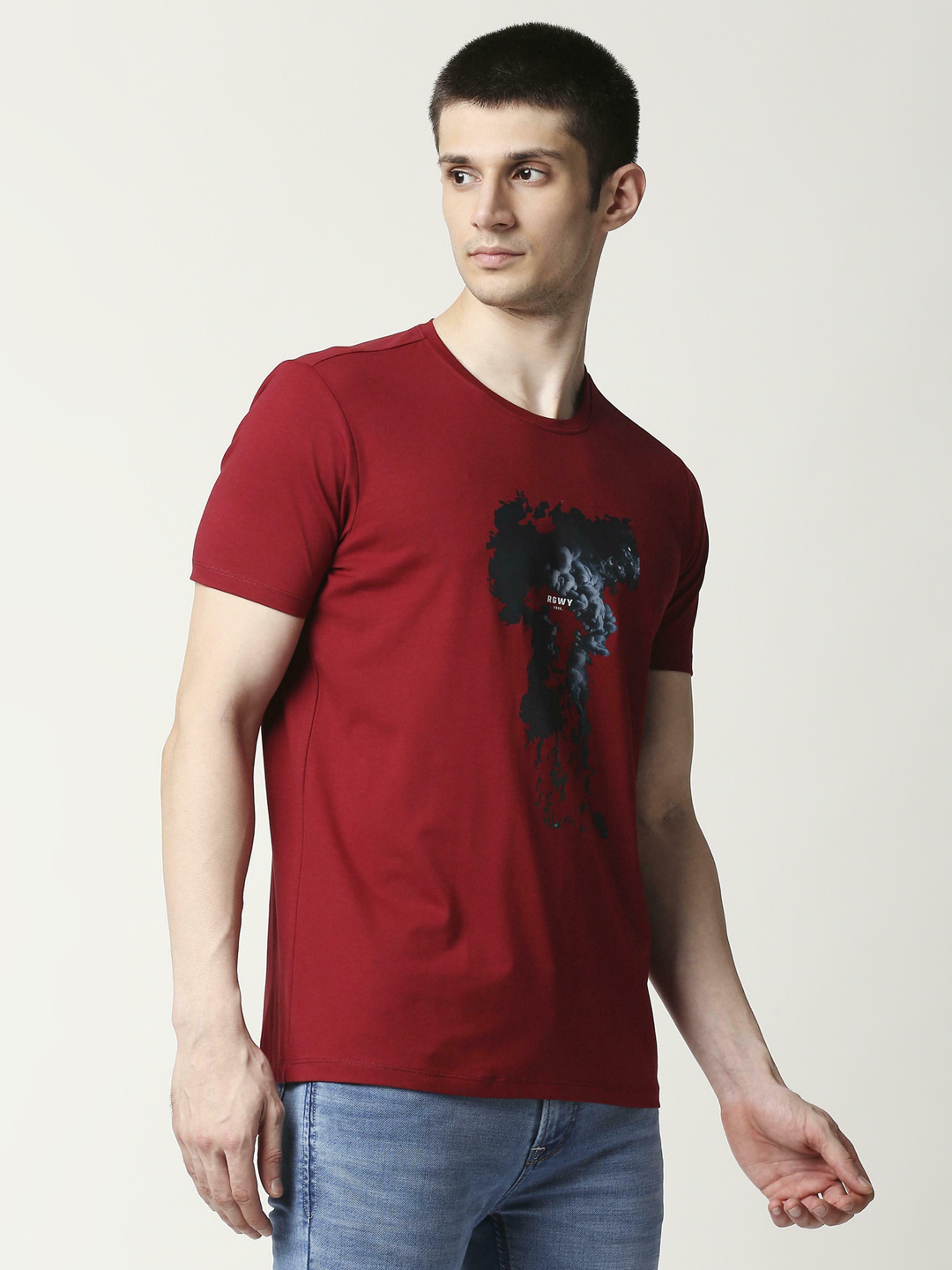 men maroon graphic tee