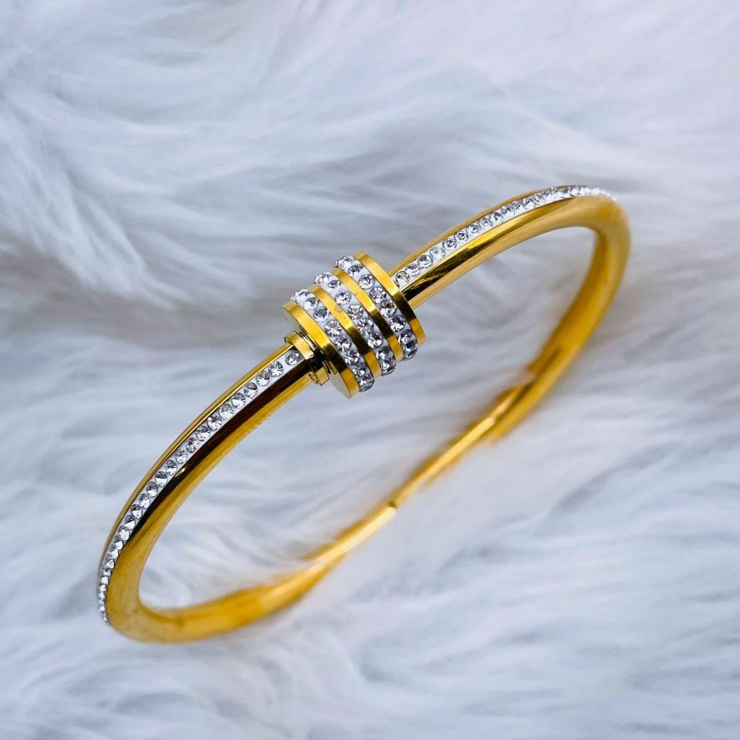 zivom-studded-lock-cubic-